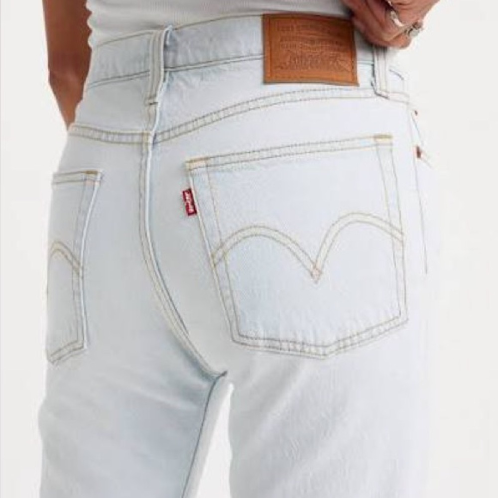 Levi's Light Blue Straight Leg Jeans
Great condition 
Super flattering
Length 28